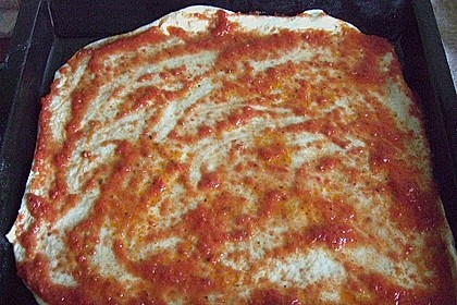 Pizza mit Tomatenso&szlig;e und Salami 11