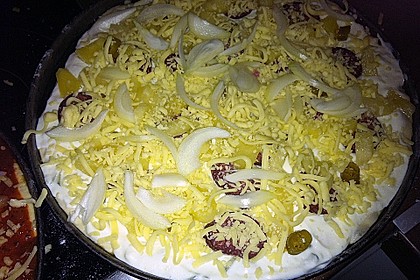 Pizza mit Tomatenso&szlig;e und Salami 12