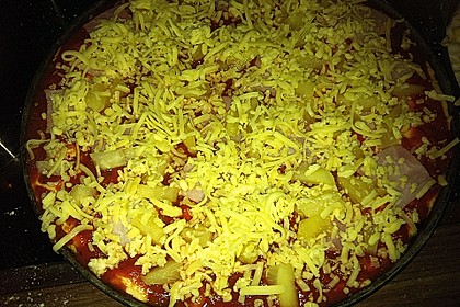 Pizza mit Tomatenso&szlig;e und Salami 13