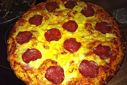 Pizza mit Tomatenso&szlig;e und Salami 14