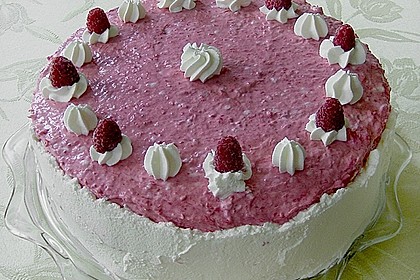 Sahnige Himbeertorte 12