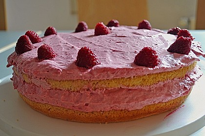 Sahnige Himbeertorte 19