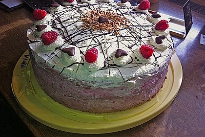 Sahnige Himbeertorte 9