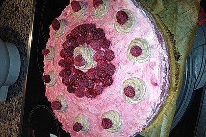 Sahnige Himbeertorte 27