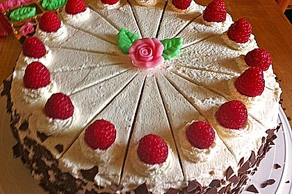 Sahnige Himbeertorte 17