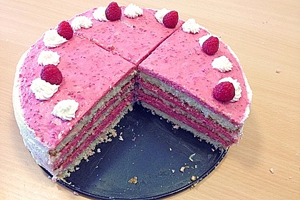 Sahnige Himbeertorte 7