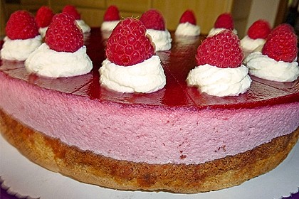 Sahnige Himbeertorte 10