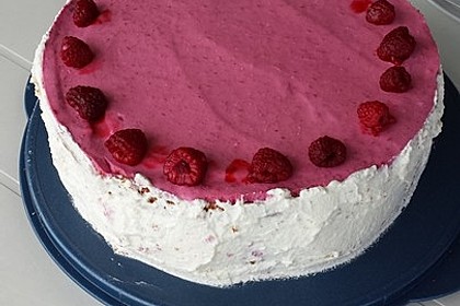 Sahnige Himbeertorte 14