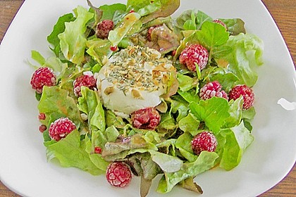 Salat mit warmem Ziegenk&auml;se und Himbeeren