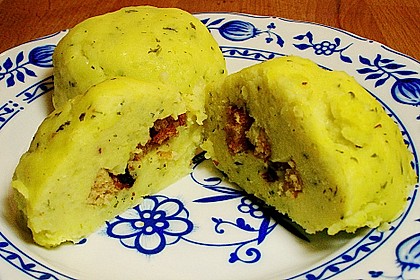 Kl&ouml;&szlig;e aus gekochten Kartoffeln