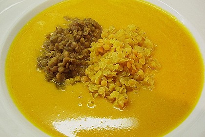 K&uuml;rbiscremesuppe mit roten Linsen