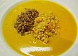 K&uuml;rbiscremesuppe mit roten Linsen
