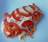Marinierter Lachs, &uuml;berbacken mit Tomaten und Mozzarella (Bild)