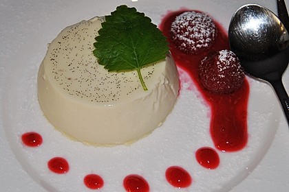 Weiße Espresso - Panna Cotta mit Himbeeren 3