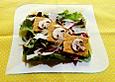 Ger&ouml;stete Polenta auf Salat mit Pilzen