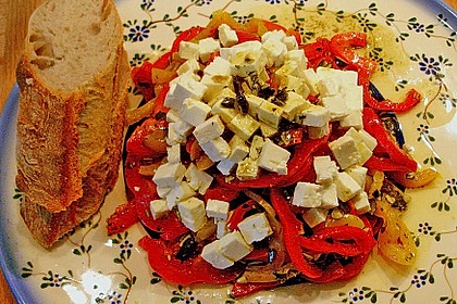 Bunter Paprikasalat mit Fetak&auml;se und ger&ouml;steten K&uuml;rbiskernen 1
