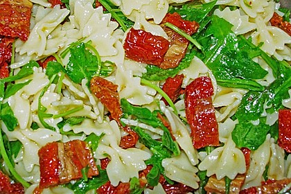 Nudelsalat mit Rucola, getrockneten Tomaten und leichter Chilinote
