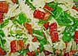 Nudelsalat mit Rucola, getrockneten Tomaten und leichter Chilinote