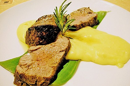 Rinderfilet in Rotwein pochiert