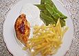 H&auml;hnchenfilet mit Backofenpommes, Zuckererbsen und Kr&auml;uterdip