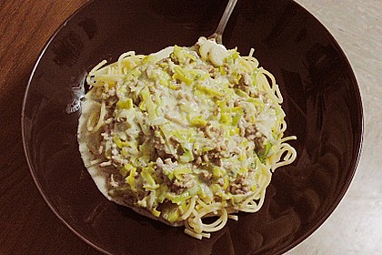 Spaghetti mit Käse - Hackfleisch - Sauce 8