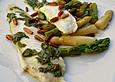 Limandesfilets mit Basilikum und gr&uuml;nem und wei&szlig;em Spargel