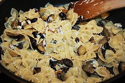 Nudeln mit Auberginen und Oliven