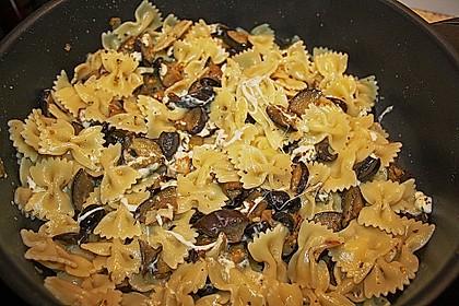 Nudeln mit Auberginen und Oliven 4