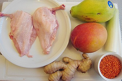 H&auml;hnchenbrust auf der Haut gebraten mit roten Linsen, Mango und Papaya