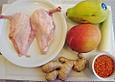 H&auml;hnchenbrust auf der Haut gebraten mit roten Linsen, Mango und Papaya