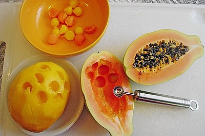 H&auml;hnchenbrust auf der Haut gebraten mit roten Linsen, Mango und Papaya 1