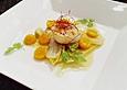 Gebratene Jakobsmuscheln auf in Portwein geschmortem Chicoree und Physalis