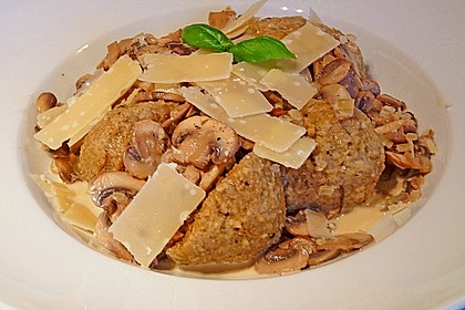 Gr&uuml;nkernkn&ouml;del mit Champignonrahmso&szlig;e