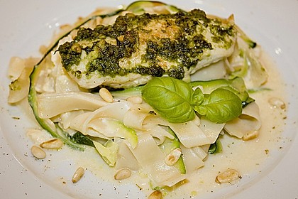Pestoh&auml;hnchen im Nudel - Zucchini - Bett