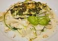 Pestoh&auml;hnchen im Nudel - Zucchini - Bett