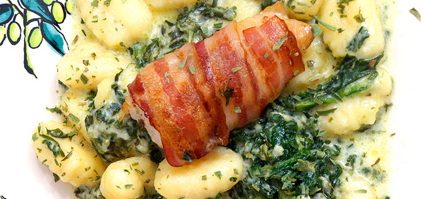 Bacon-Putensteaks mit Gnocchi in Spinat-Gorgonzolasauce (Rezept mit ...