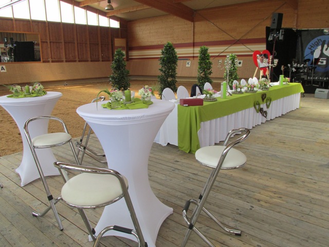 Schlichte Hochzeitstorte auf drei Ebenen, mit Brautpaar-Silhouette und