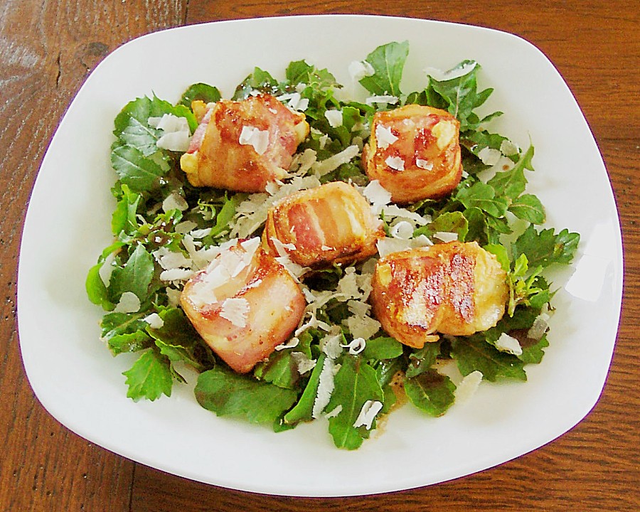 Gebratener Schafskäse im Speckmantel auf Rucola-Parmesan-Salat von ...