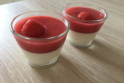 Panna cotta mit Erdbeersauce 60