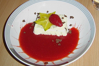 Panna cotta mit Erdbeersauce 43