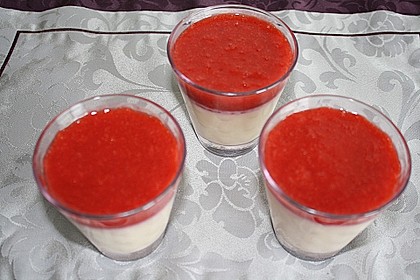 Panna cotta mit Erdbeersauce 73