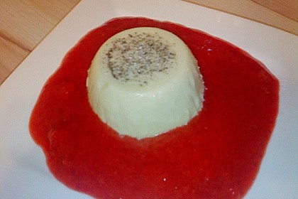 Panna cotta mit Erdbeersauce 85