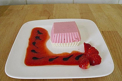 Panna cotta mit Erdbeersauce 22