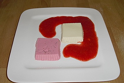 Panna cotta mit Erdbeersauce 54