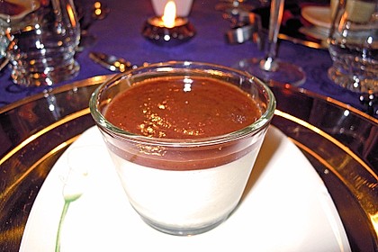 Panna cotta mit Erdbeersauce 78