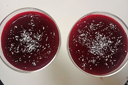 Panna cotta mit Erdbeersauce 79
