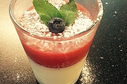 Panna cotta mit Erdbeersauce 38