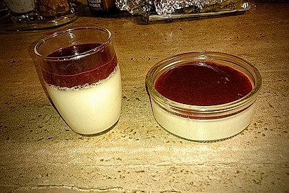 Panna cotta mit Erdbeersauce 61