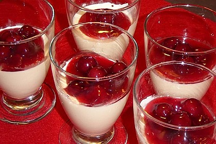 Panna cotta mit Erdbeersauce 48