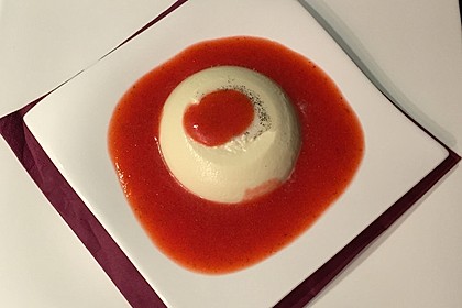 Panna cotta mit Erdbeersauce 53